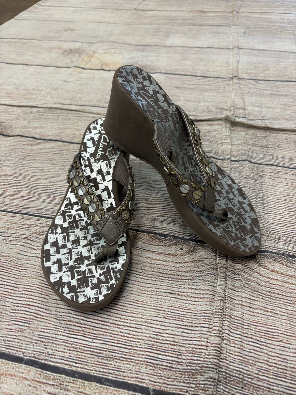 😍 Clarks Brown Beaded Wedge Thong Sandals